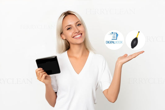 Vrouw houdt een Ferryclean externe DVD-CD speler in haar rechterhand, terwijl er twee tekstwolkjes in haar andere hand zweven met de teksten Inclusief eBook en Lensreiniger voor Externe DVD-CD Speler