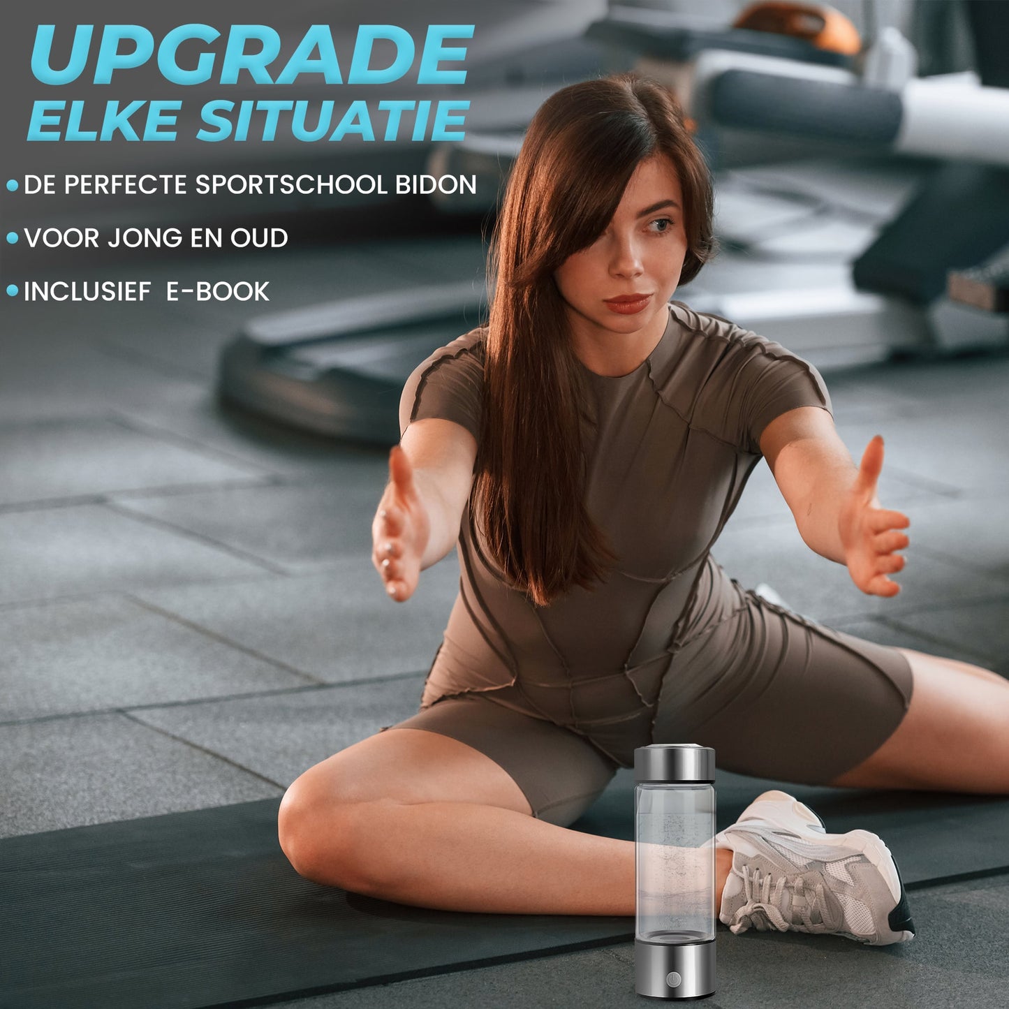 Afbeelding promoot de perfecte sportschool bidon - ideaal voor jong en oud - inclusief e-book met gebruikstips; vrouw in yoga pak zit op een sportmatje in de sportschool met de fles voor haar