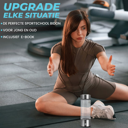 Afbeelding promoot de perfecte sportschool bidon - ideaal voor jong en oud - inclusief e-book met gebruikstips; vrouw in yoga pak zit op een sportmatje in de sportschool met de fles voor haar