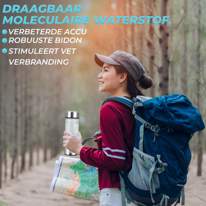 Afbeelding van draagbare moleculaire waterstoffles met verbeterde accu en robuuste bidon die vetverbranding stimuleert; een vrouw in de natuur met een rugtas, pet en landkaart, houdt de waterstoffles in haar hand