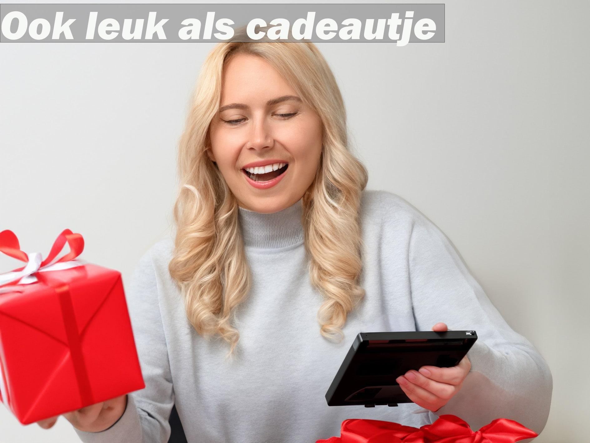 Afbeelding van een vrouw die een pakket opent en een externe dvd/cd-speler eruit haalt - ze kijkt blij - bovenaan de afbeelding staat de tekst - Leuk als cadeautje
