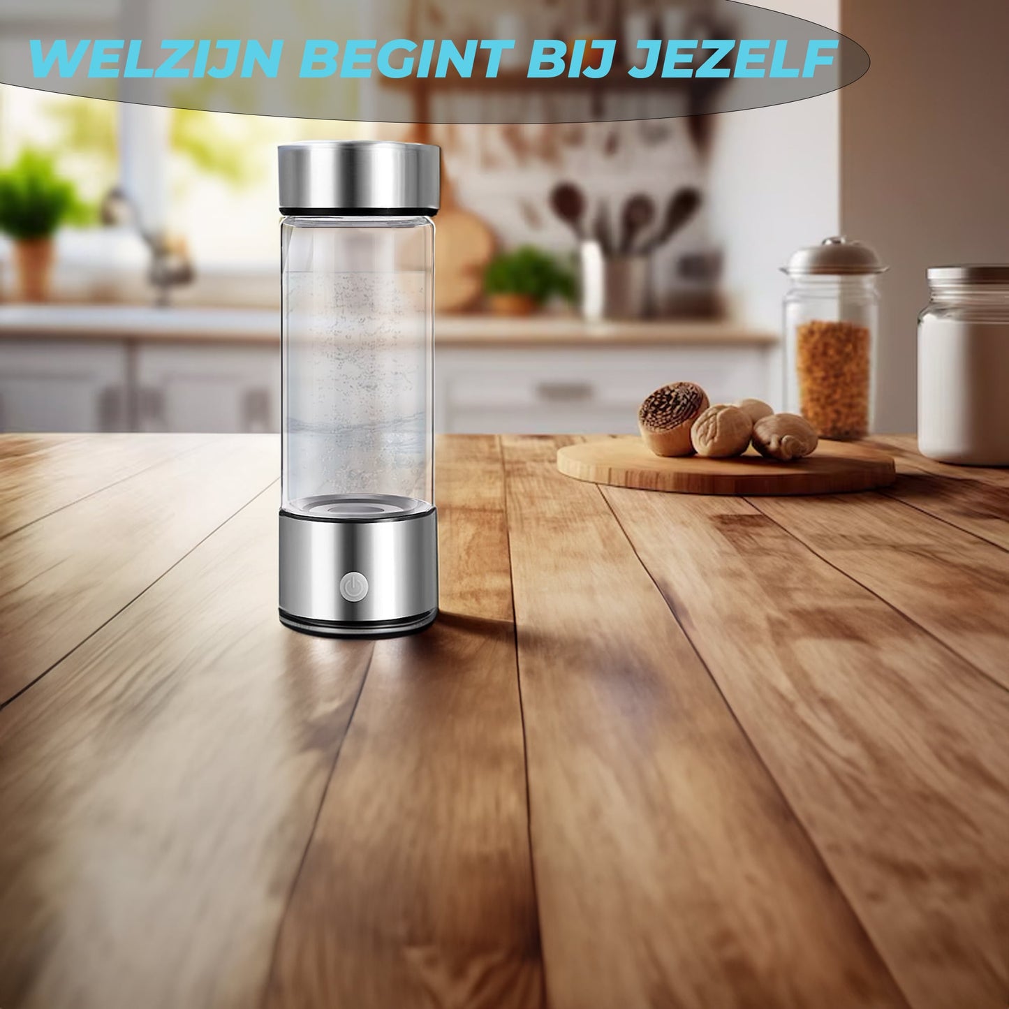 Afbeelding van een waterstof drinkfles op een aanrecht in de zon met de tekst 'Welzijn begint bij jezelf'; rechts op de achtergrond is keukengerei te zien