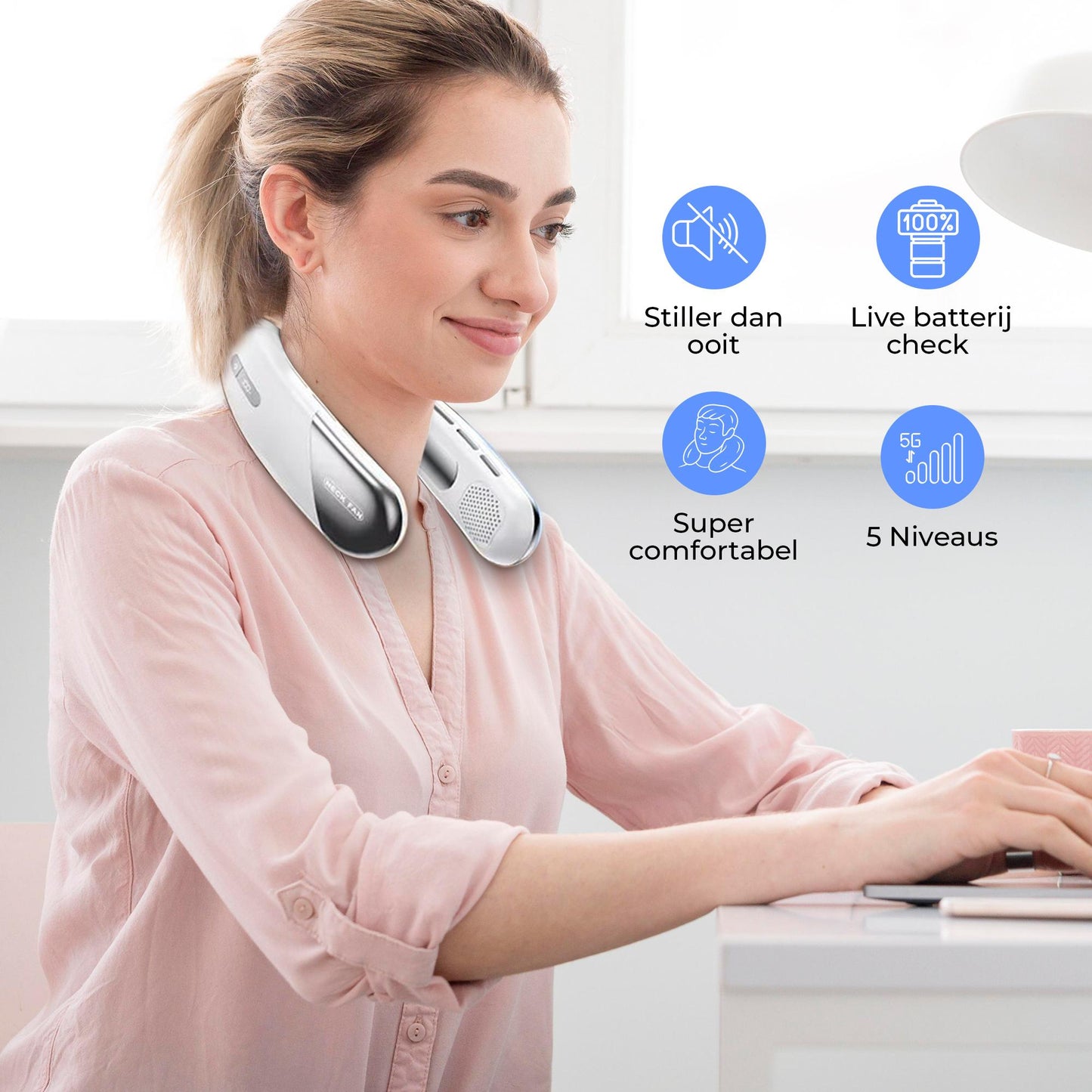 Afbeelding van een vrouw die op een laptop werkt met een witte nekventilator om haar nek. De ventilator is 'stiller dan ooit', aangegeven door een doorstreept geluidsspiraal. Een batterijpictogram met een percentage toont de live batterijcheck. Het comfort wordt benadrukt door een glimlachend gezichtspictogram. Er zijn vijf instelniveaus, aangegeven door vijf streepjes. De afbeelding vat samen dat de ventilator stil, comfortabel, aanpasbaar en met een lange batterijduur is.